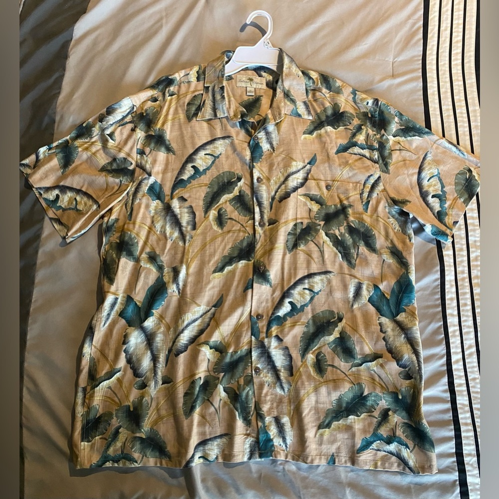Men’s tropical short sleeve button down shirt.